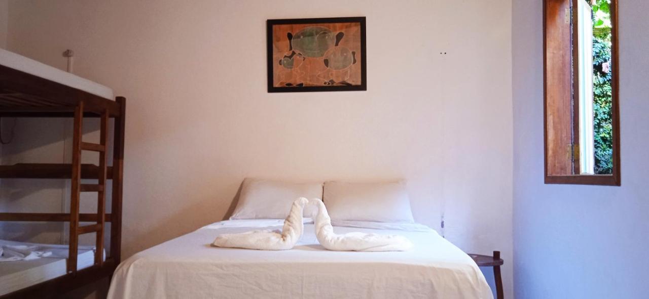 Novos Baianos Hostel E Pousada Porto Seguro Extérieur photo A bed with a towel animal