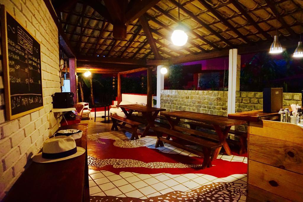 Novos Baianos Hostel E Pousada Porto Seguro Extérieur photo The interior of the restaurant